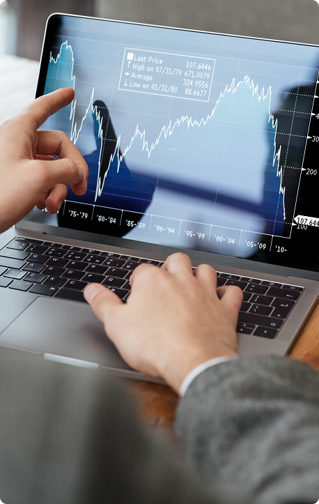 Profissional analisando gráficos financeiros